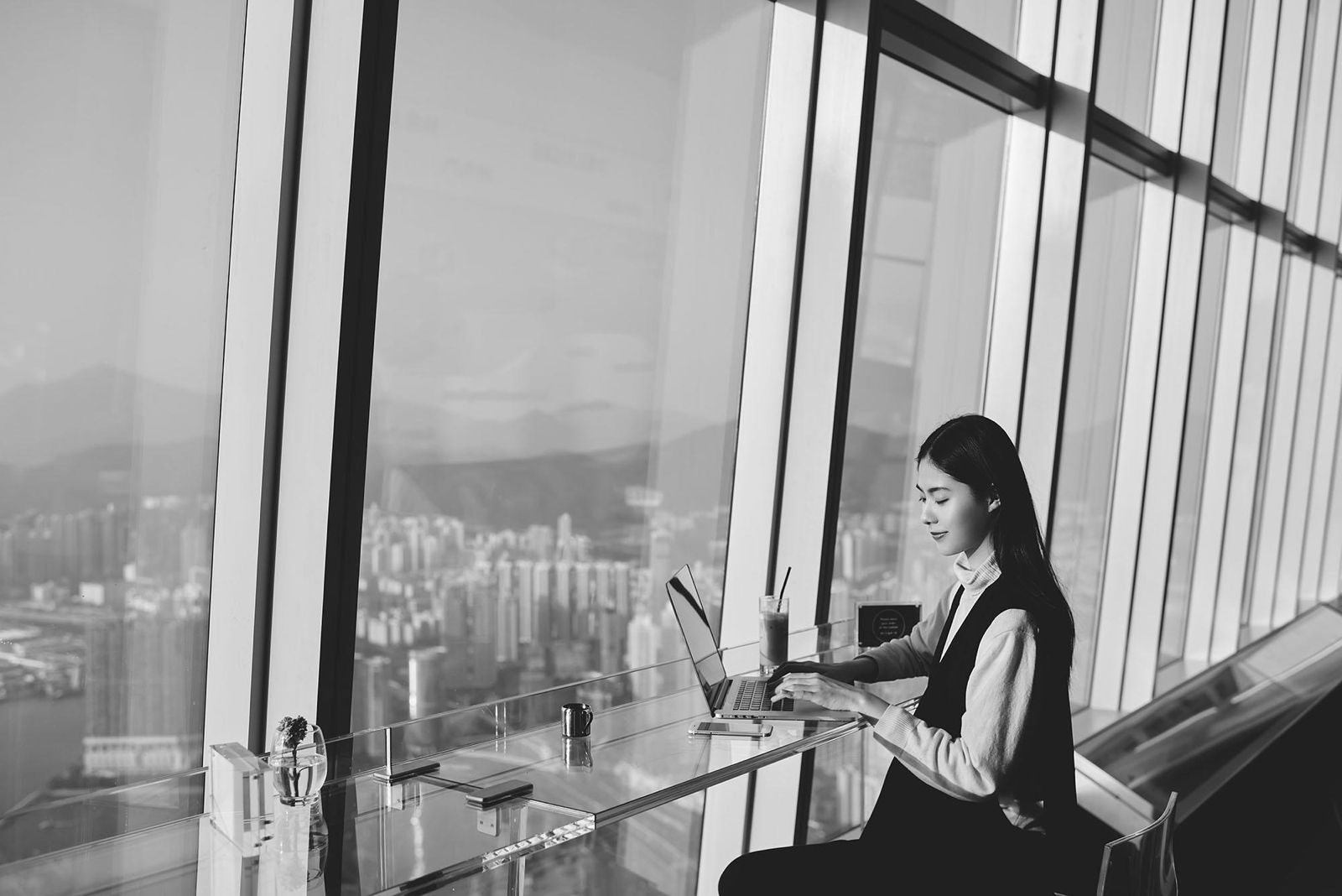 Entrepreneure au travail dans une tour d'affaires